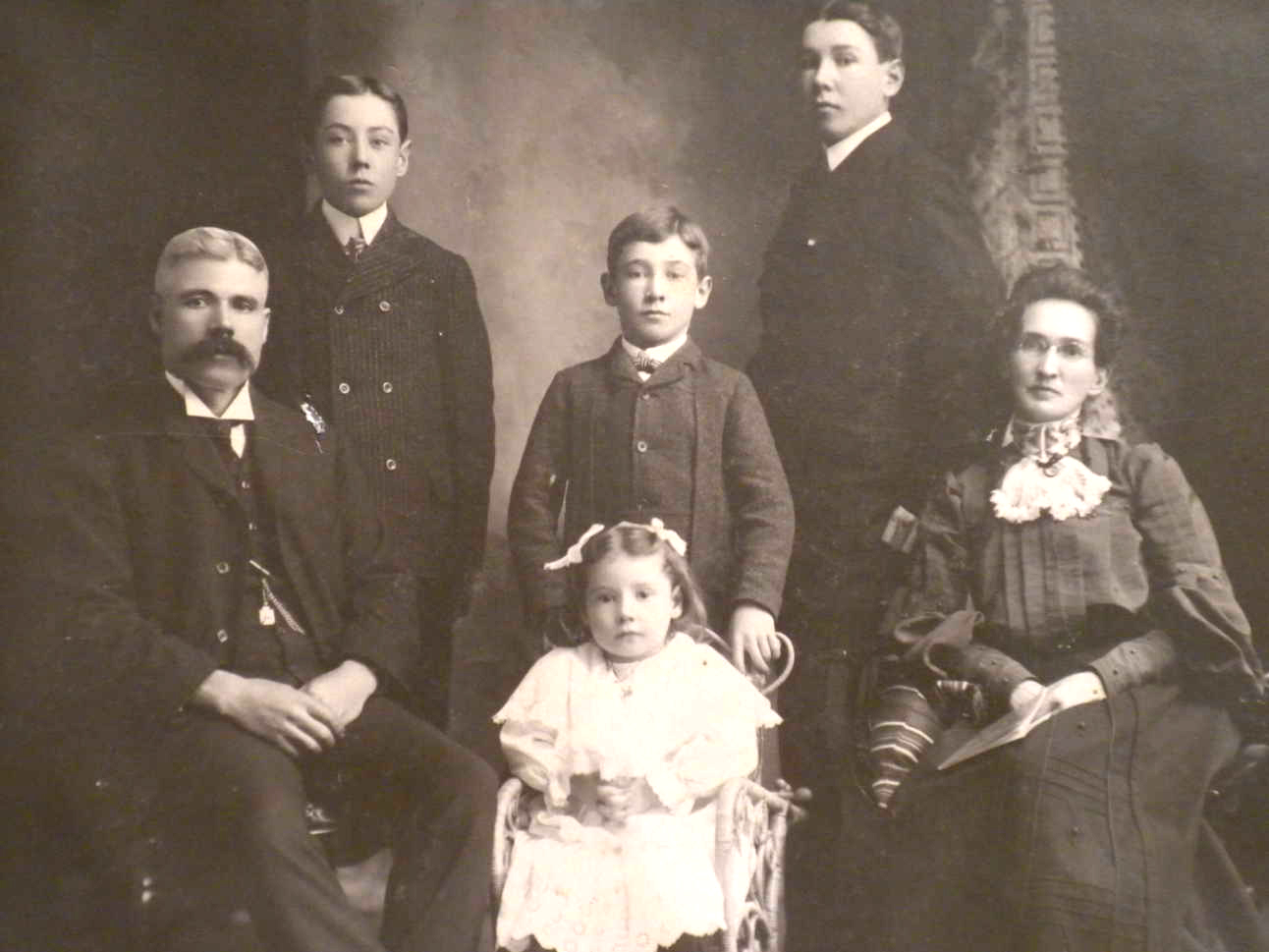 Photo of photos/Kenneth McLennan & Almeda (nee McCallum) family portrait